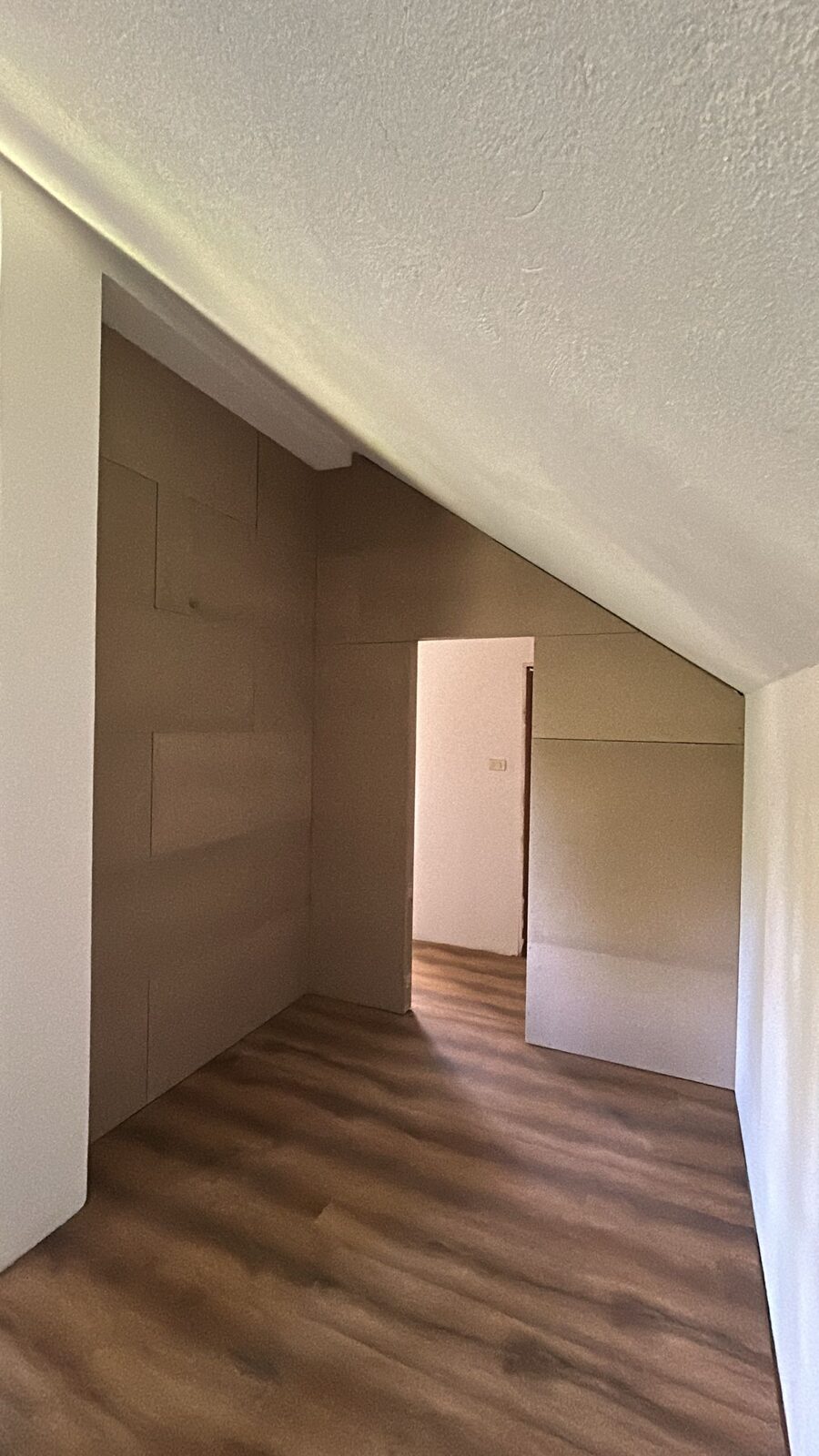 Parete sagomata con apertura per la porta