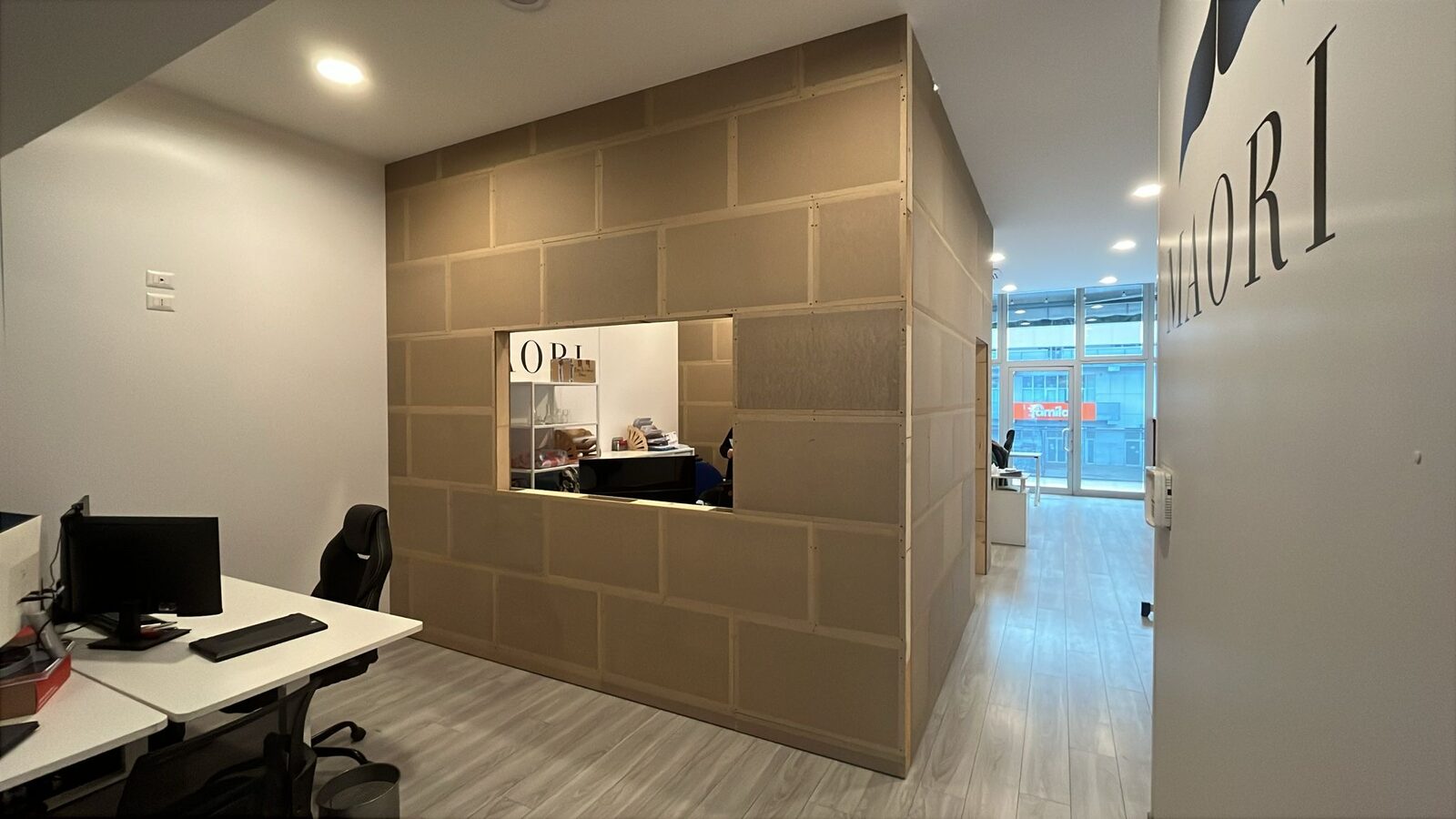 Divisione di un ufficio con ampia apertura interna