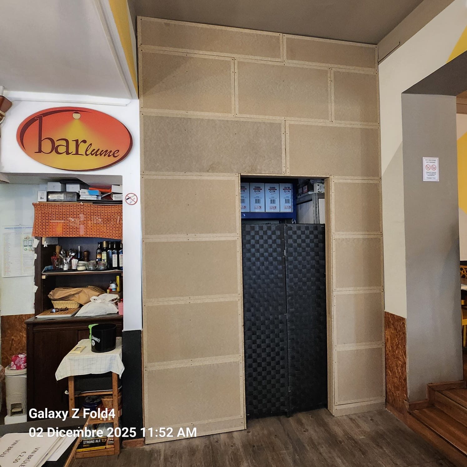 Parete con apertura porta realizzata all’interno di un locale