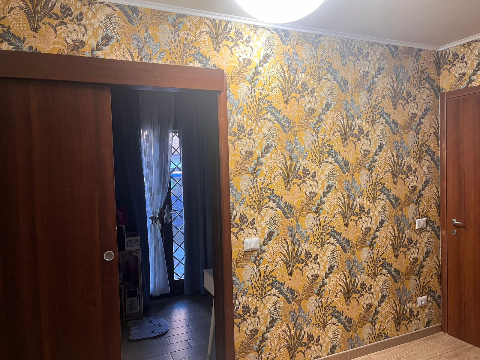 La stessa parete con porta completamente finita