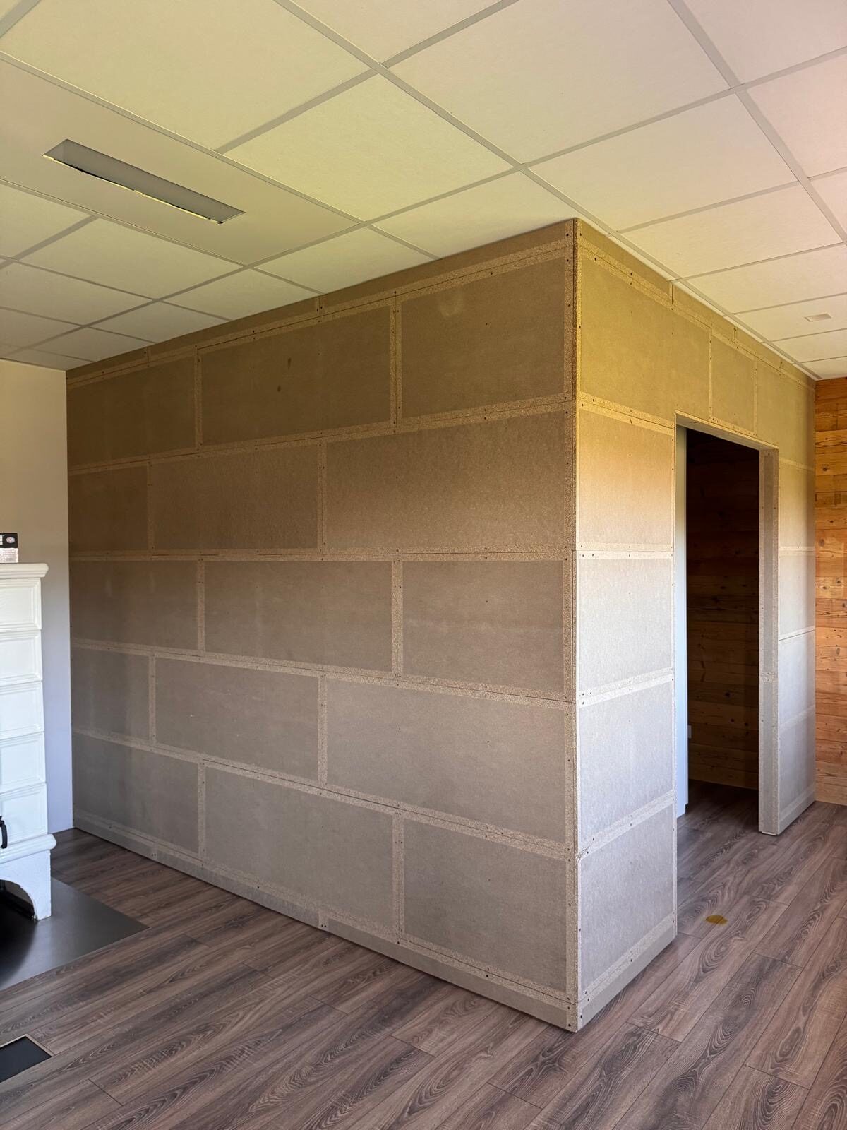 Parete con porta fissata sotto un controsoffitto