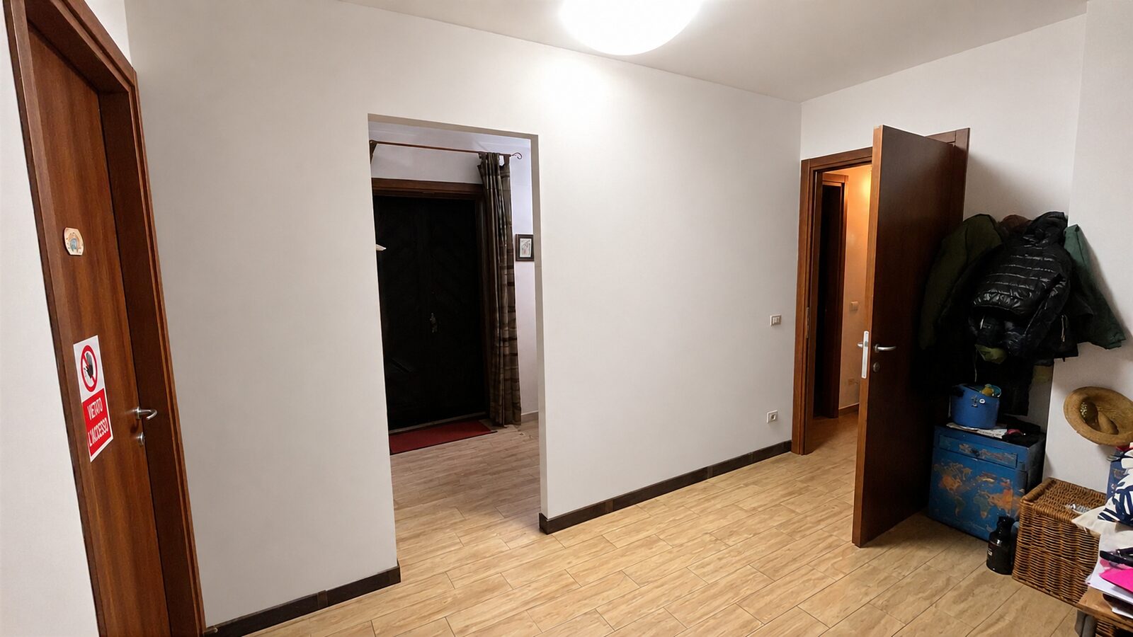 Parete con apertura porta dopo pittura e finitura