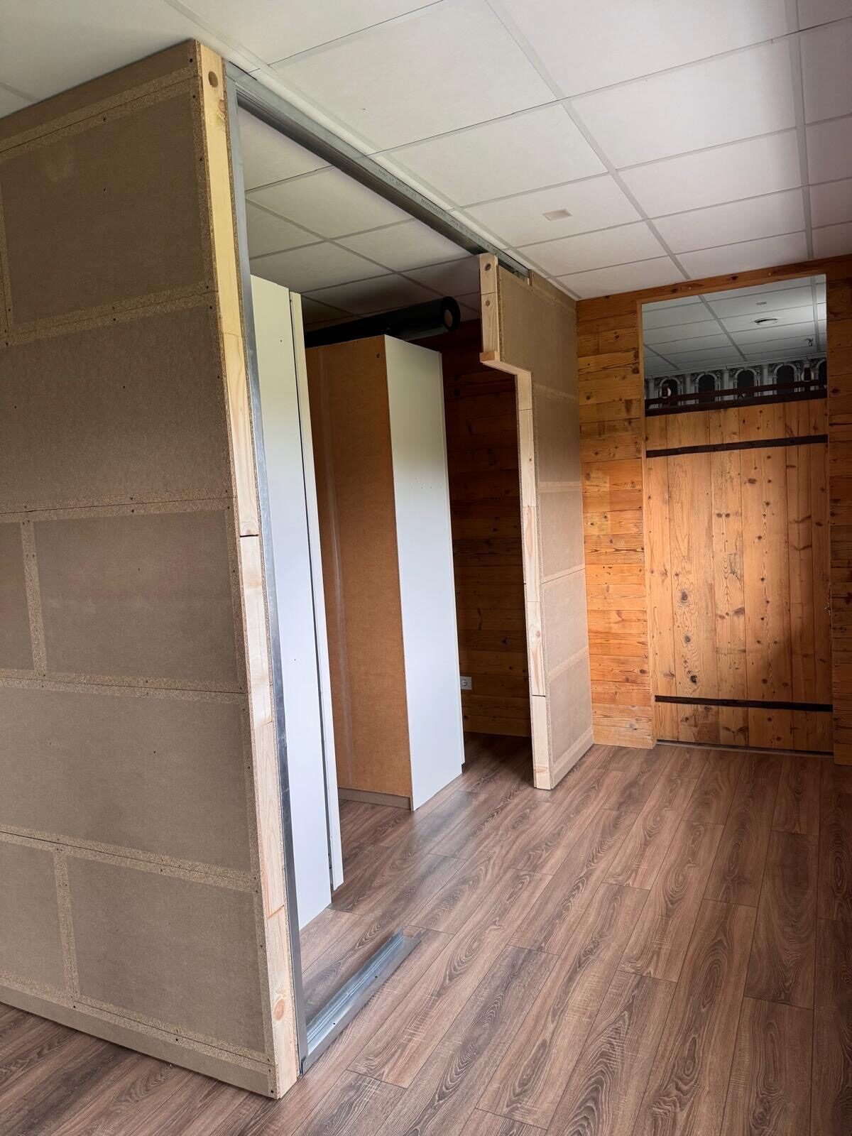 Parete con apertura porta realizzata sotto il controsoffitto