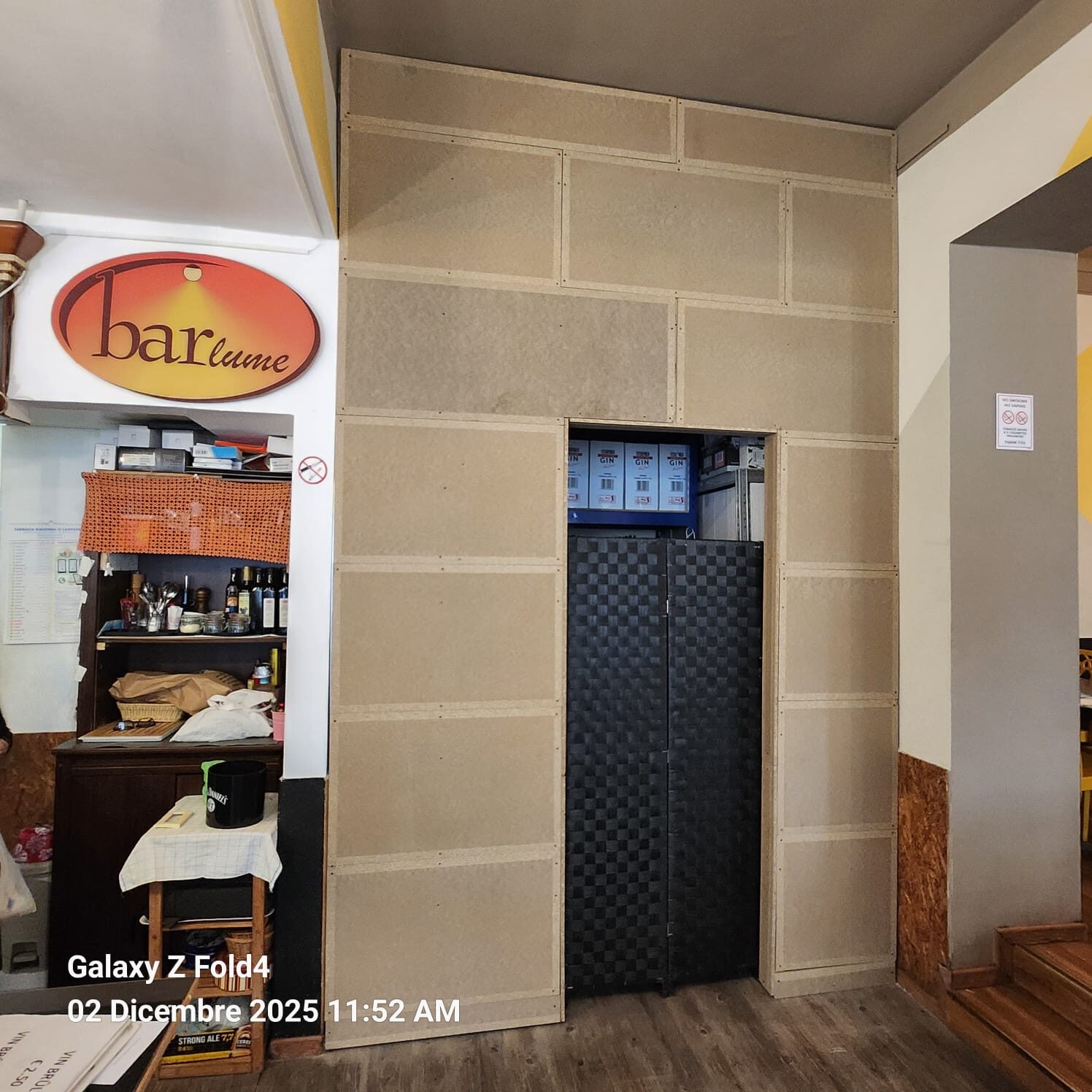 Parete con porta in un locale aperto al pubblico