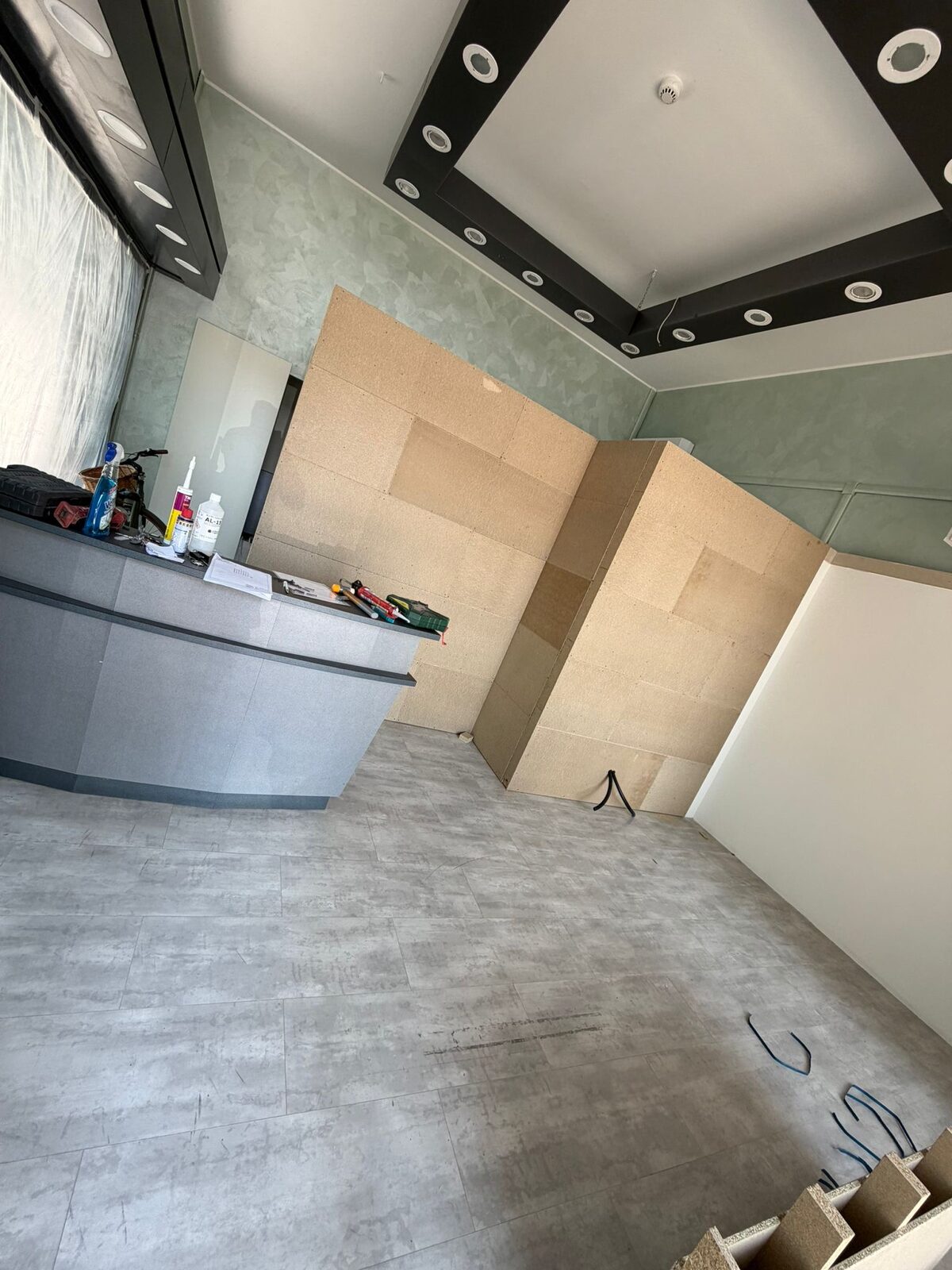 Configurazione a più pareti non fissate al soffitto